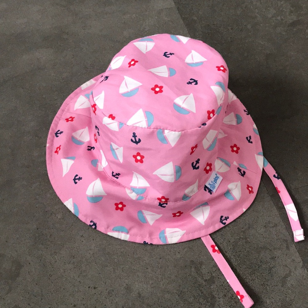 i play. sun hat